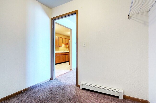 Building Photo - 2 BED 1 BATH UPPER LEVEL APARTMENT