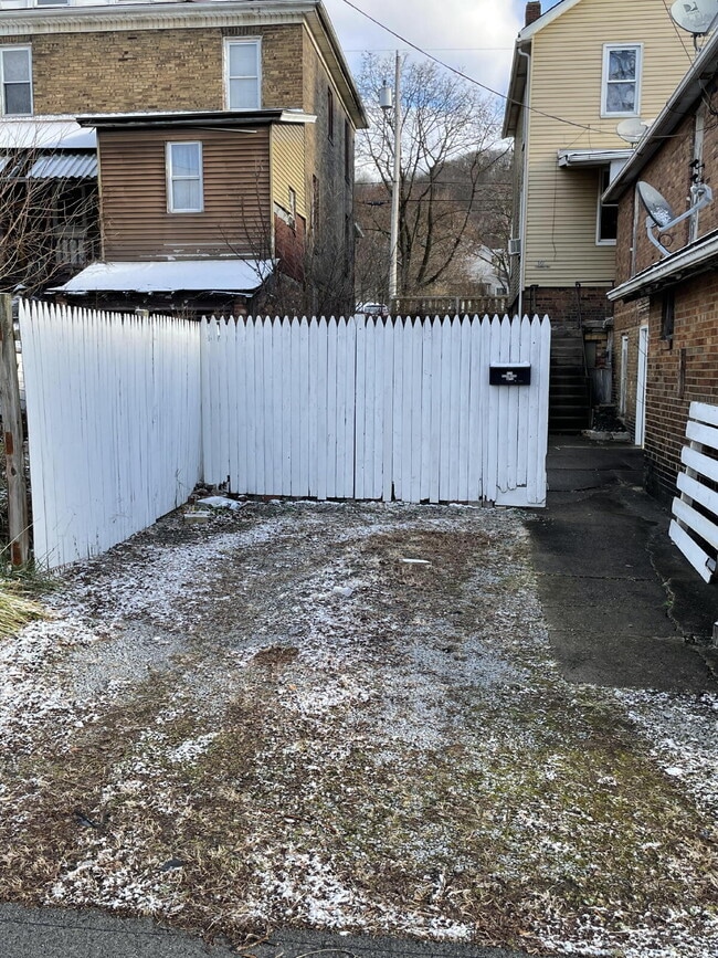 Building Photo - 456 Woodlane Ave