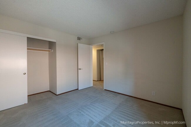 Building Photo - Spacious Townhome - GARAGE - Light and Bri...
