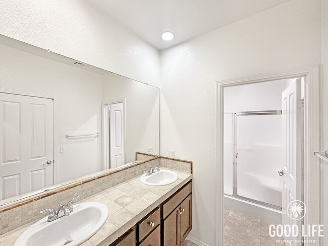 Building Photo - Welcoming 2B/2BA Condo with Balcony, In-Unit Laundry and Pool Access.