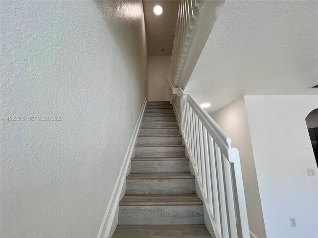 Building Photo - 1550 NE 33rd Ave