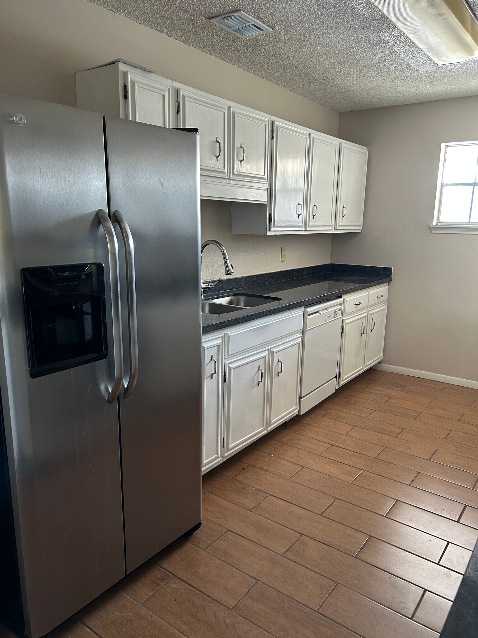 Building Photo - 700 W Fern Ave