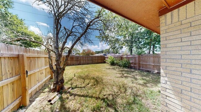 Building Photo - 704 Vassar Ct