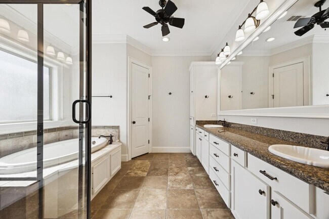 Building Photo - 840 Alexander St