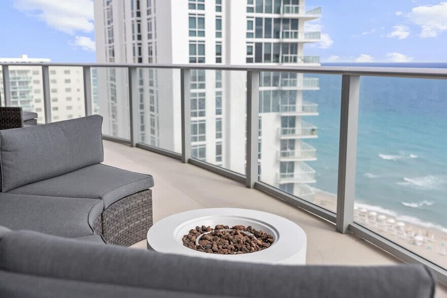 Building Photo - 4011 S Ocean Dr