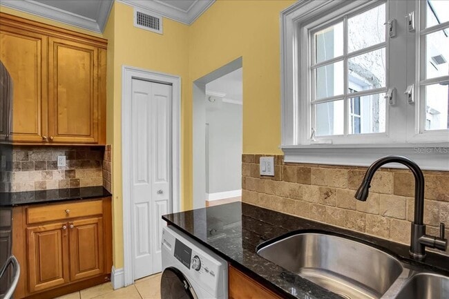 Building Photo - 2117 W Dekle Ave