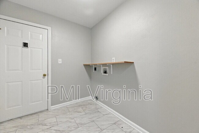 Building Photo - 6811 Dickens Ct E