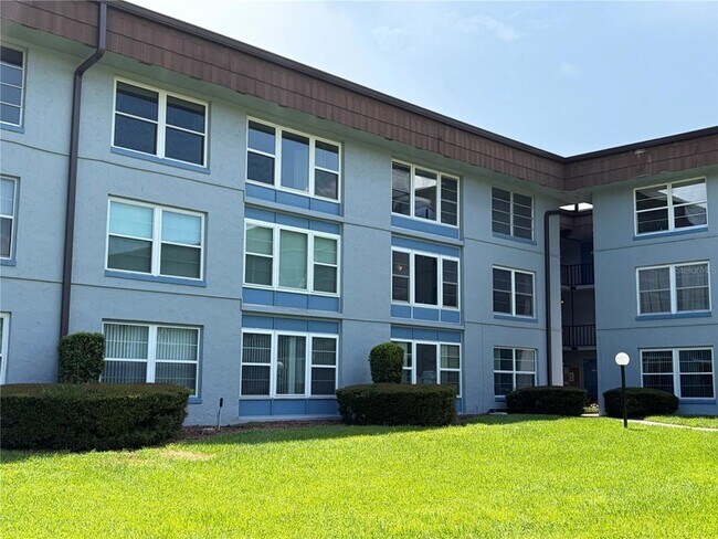Building Photo - 333 N Lake Howard Dr