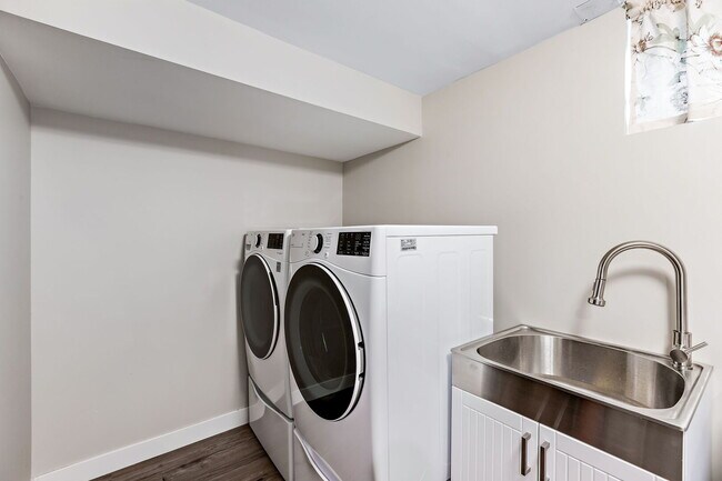 Building Photo - 639 Cumnor Ave