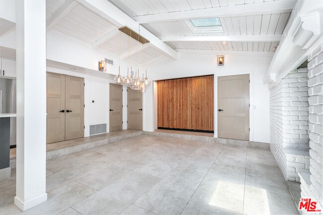 Building Photo - 16733 Oak View Dr