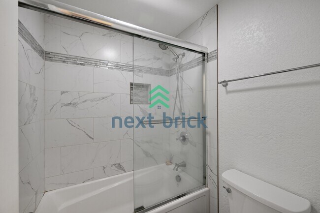 Building Photo - Spacious 5-Bedroom Haven with 3 Full Baths in Redmond – Your Dream Home Awaits!