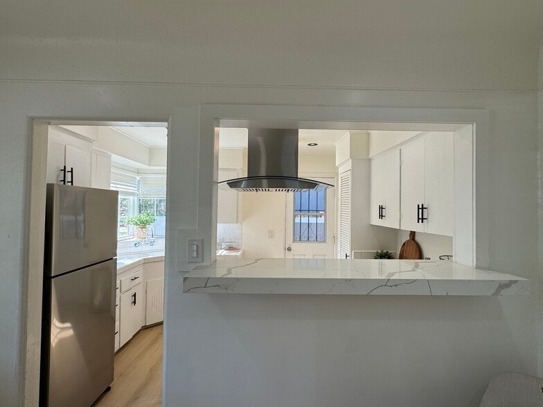 Building Photo - 2754 S Barrington Ave