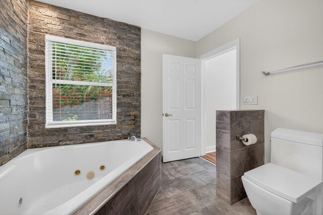 Building Photo - 2808 NE 22nd St