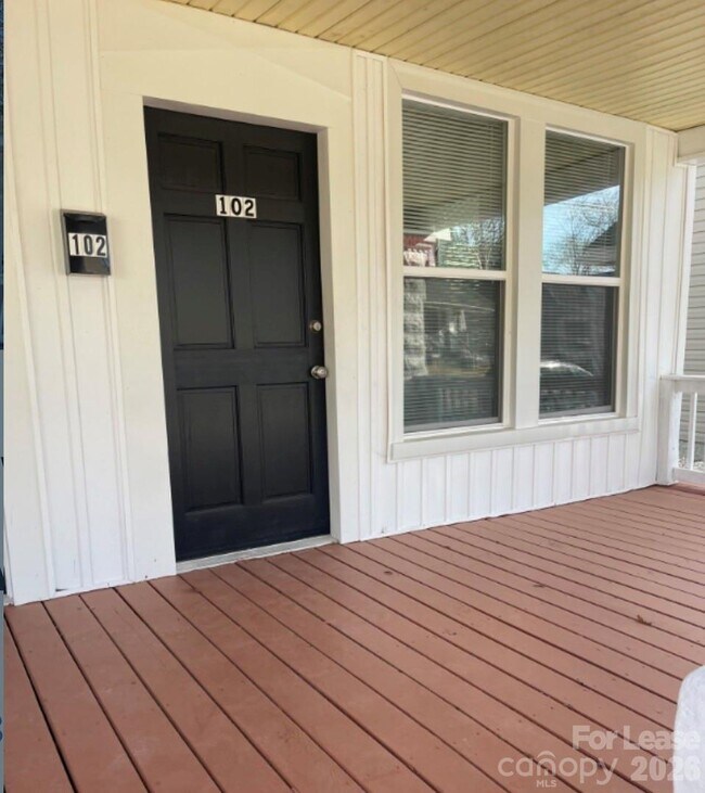 Building Photo - 711 S Jackson St