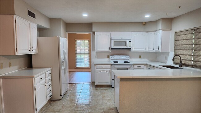 Building Photo - 7314 El Cresta Dr