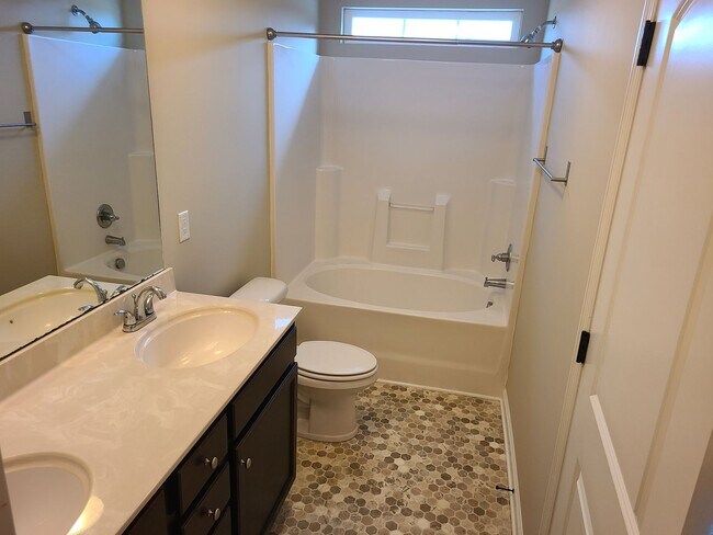 Building Photo - 2 Bedroom, 2.5 Bath Townhouse located in S...