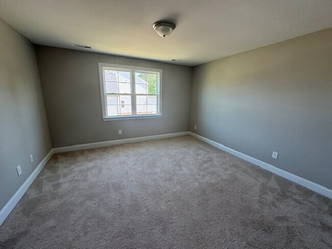 Building Photo - Like New and Move-in Ready!!