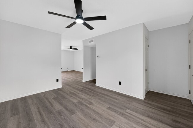 Building Photo - 302 Independence Dr