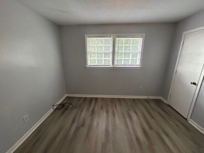 Building Photo - 715 Montague Road Unit D