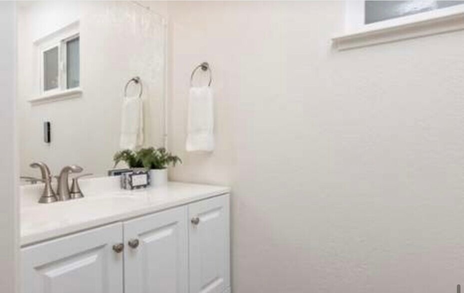 Half-bathroom on the first floor - 6 Crippleridge Ct