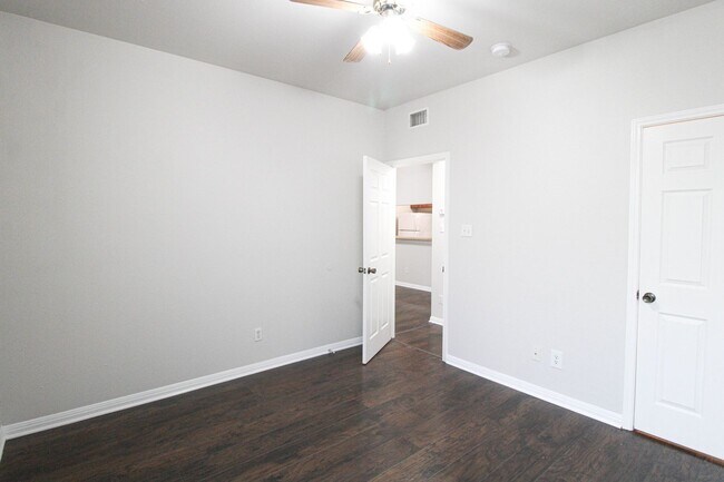 Building Photo - 530 Dukeway Dr