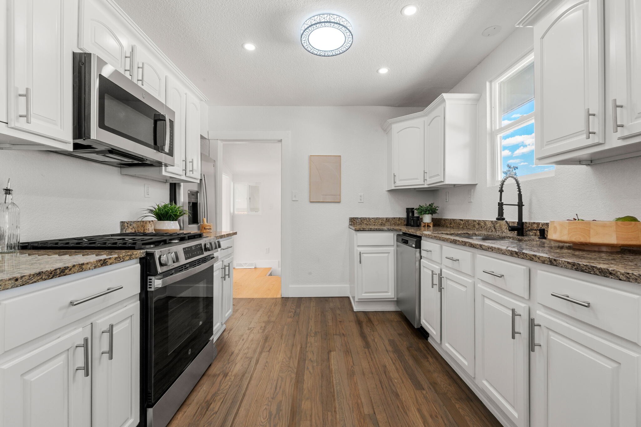 Building Photo - 1557 W Dakota Ave