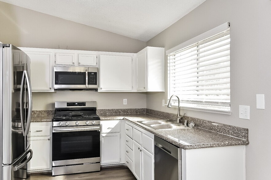 Building Photo - 4361 Faberge Ave