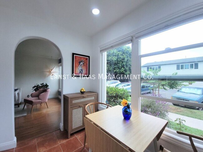 Building Photo - 1023 E 1st St