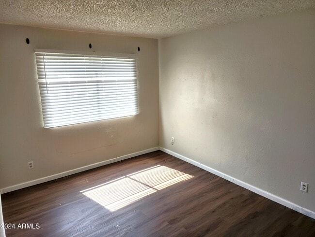 Building Photo - 5844 N 48th Ave
