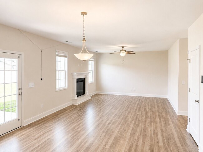 Building Photo - 2120 Lunsford Dr