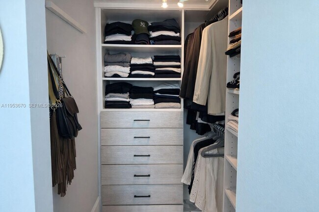 Building Photo - 951 Brickell Ave