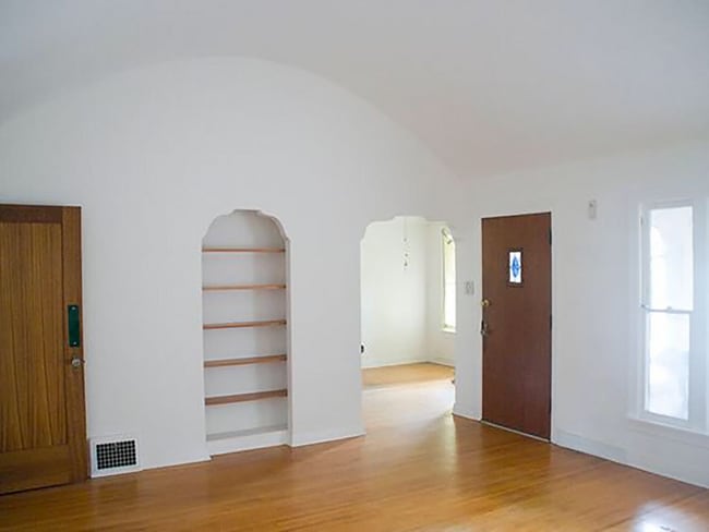 Building Photo - 13855 Vanowen St
