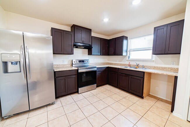 Building Photo - 2021 Port Louisiana Dr