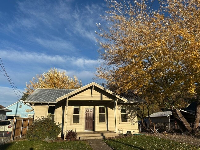 Primary Photo - Freshly Updated 2-Bedroom Home!