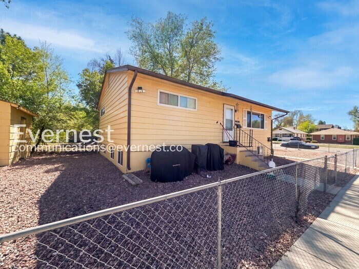 Building Photo - 705 Custer Ave