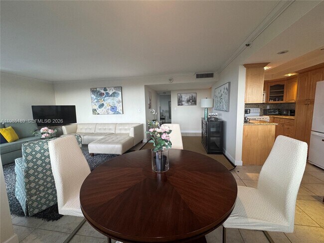 Building Photo - 2555 Collins Ave