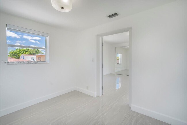 Building Photo - 590 SW 23rd Ave
