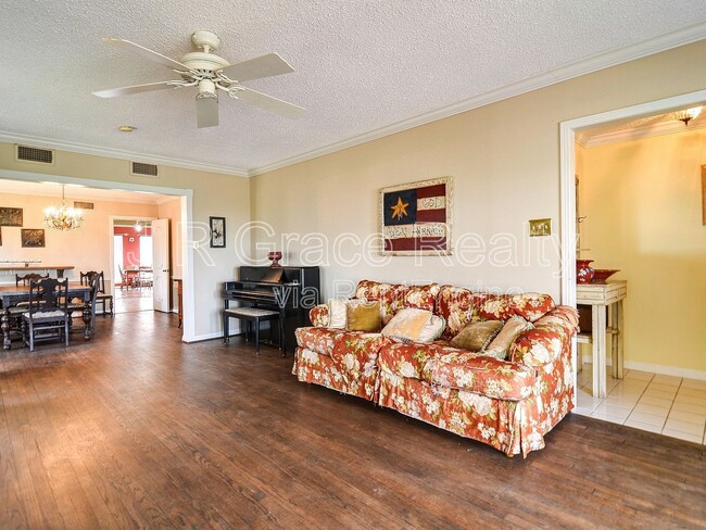 Building Photo - 1308 White River Dr