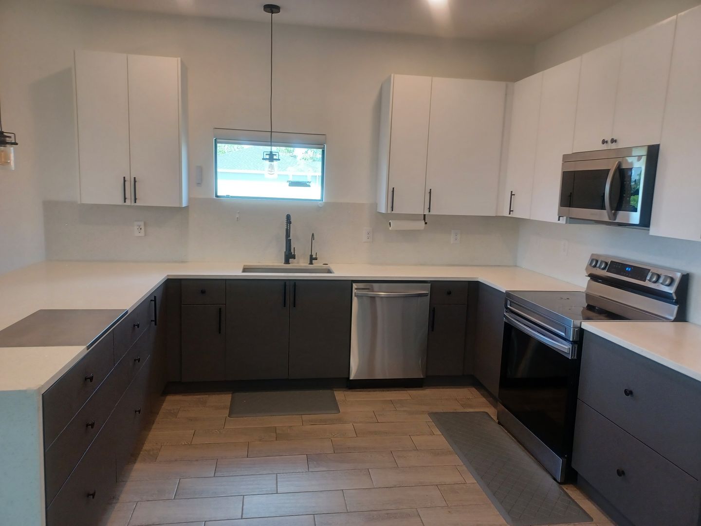 Building Photo - Available Now: Spacious 3 Bedroom / 2 Bathroom With a Large Fenced Yard