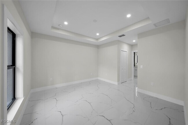 Building Photo - 848 Calumet St E