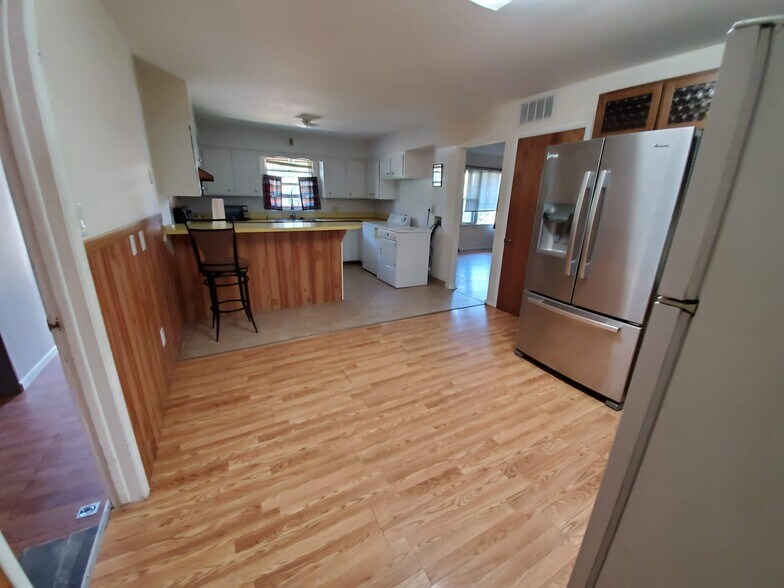 Kitchen - 1004 S Taft Hill Rd