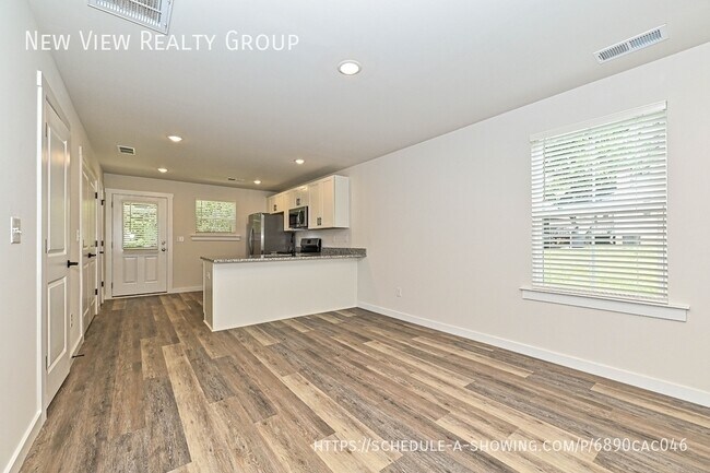 Building Photo - 502 12th Ave NE