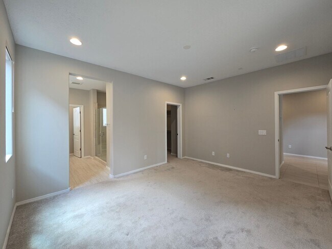 Building Photo - Modern Santa Fe Townhome