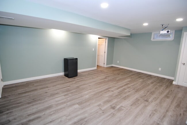 Building Photo - 7 Cadogan Way