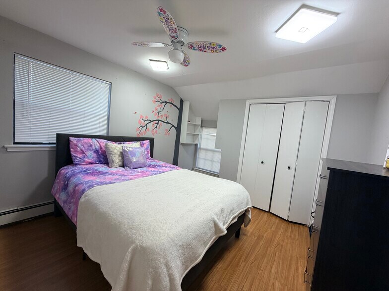 Upper level Bedroom - 2 Stevens Pl