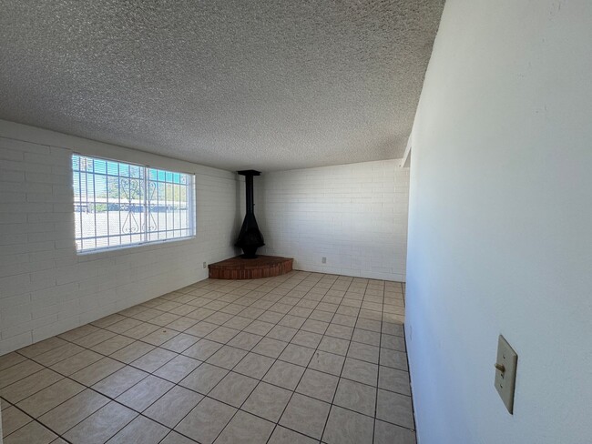 Building Photo - 2Bdm 1 Bath, Washer/Dryer Hookups, Will no last long!