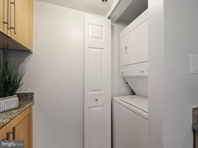 Building Photo - 10101 Grosvenor Pl