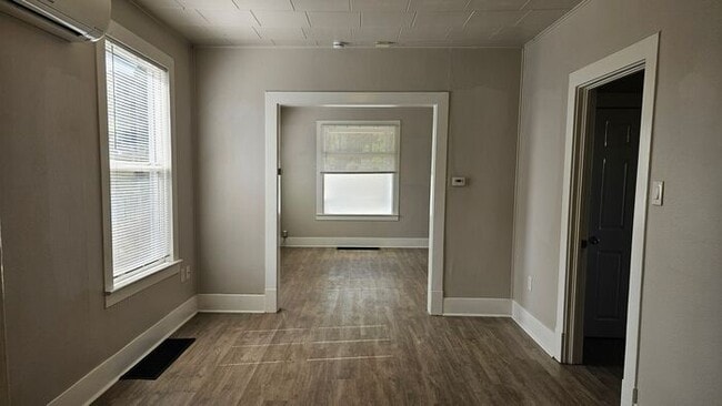 Building Photo - Super cute Duplex in Heart of Tacoma (Lowe...