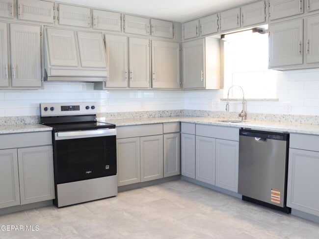 Building Photo - Beautiful 3 bed/2 baths and more for RENT