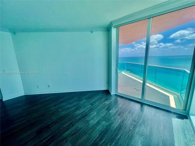 Building Photo - 300 South Pointe Dr